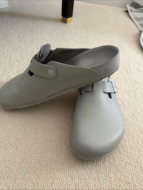 Men’s Birkenstock Clog in Gray Leather